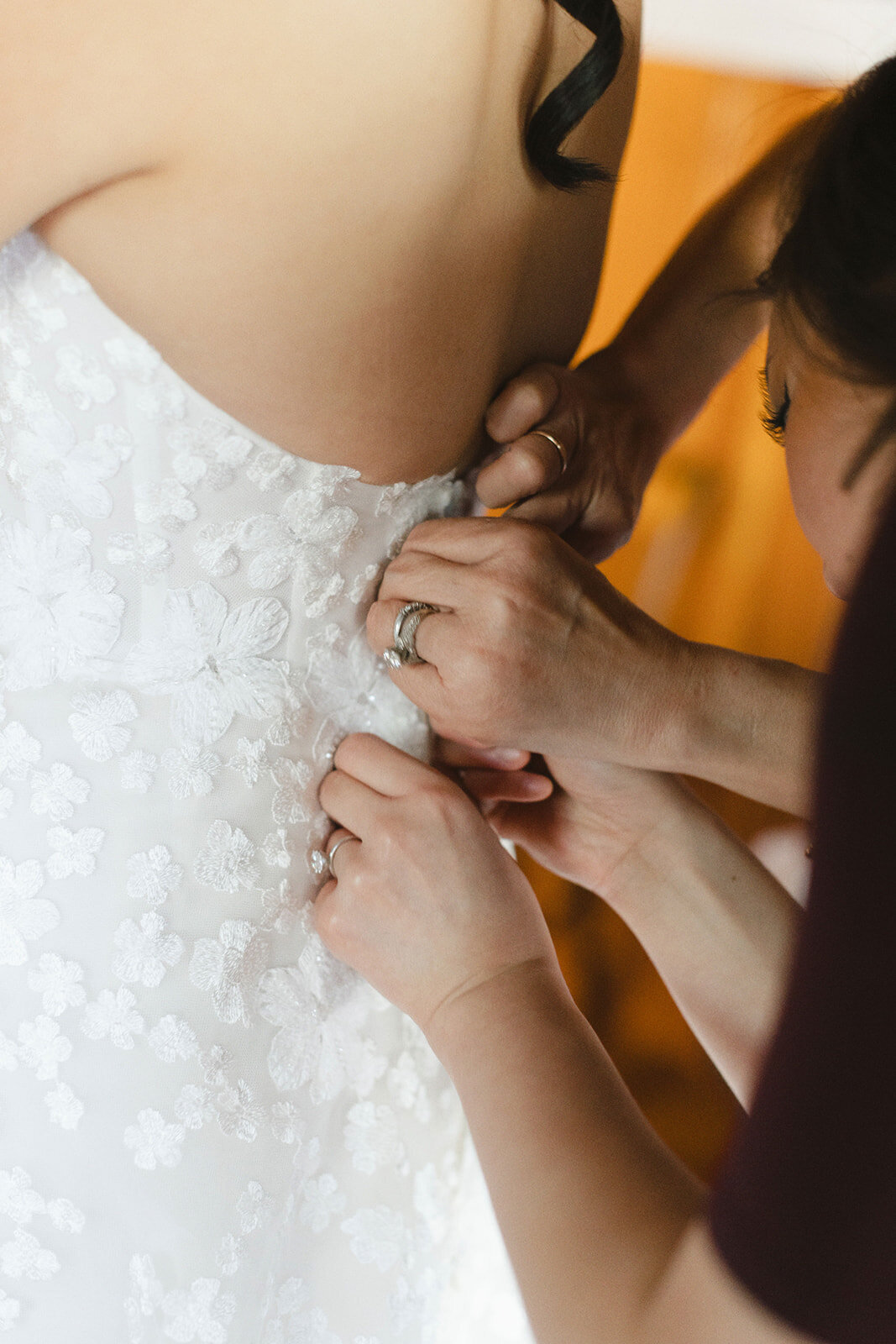 andrew-tiffany-getting-ready-olive-and-oath120