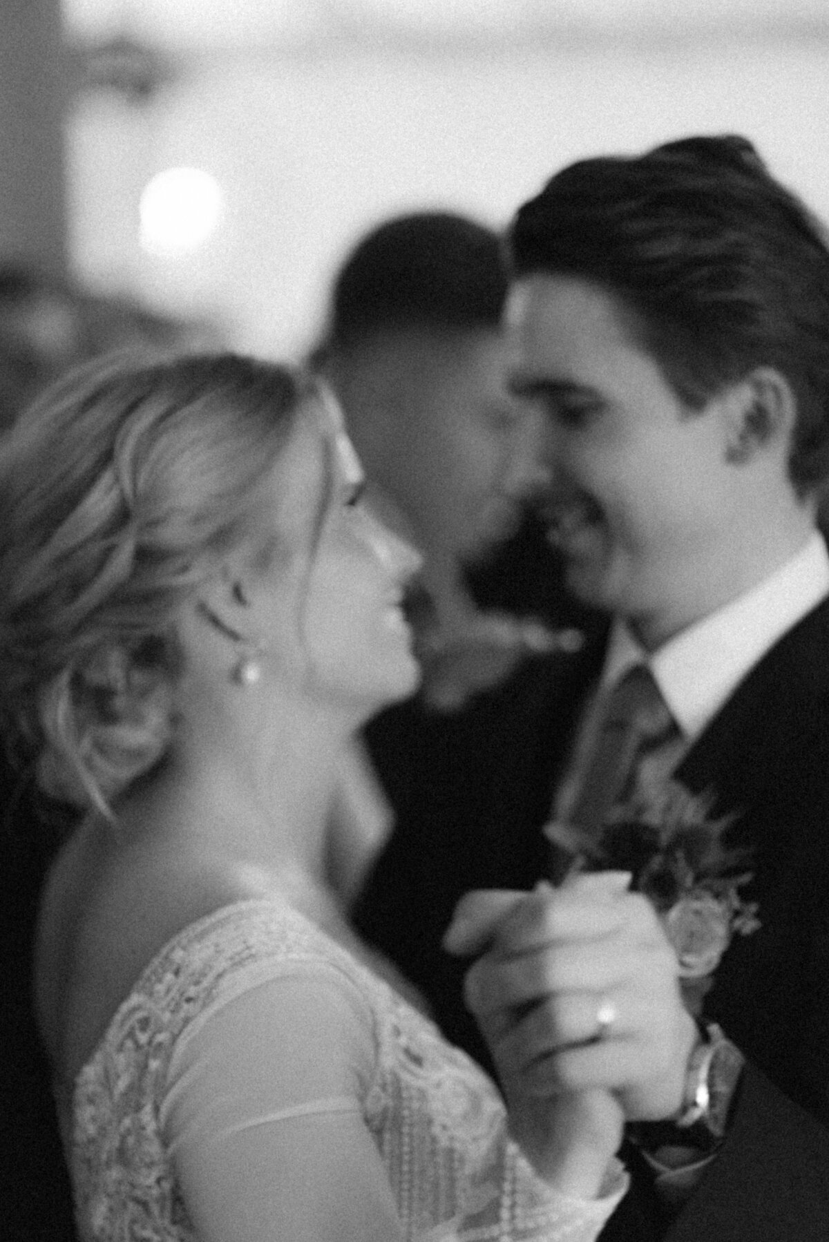 A documentary wedding  photo of  the first dance in Oitbacka gård captured by wedding photographer Hannika Gabrielsson in Finland