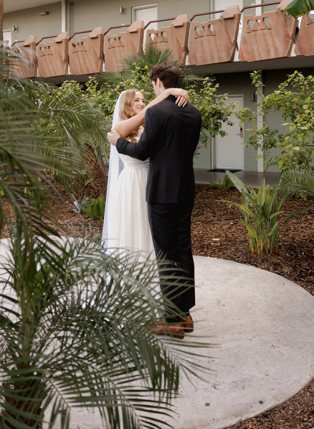 Scottsdale desert wedding venue with bride and groom photographed by Kollar Photography