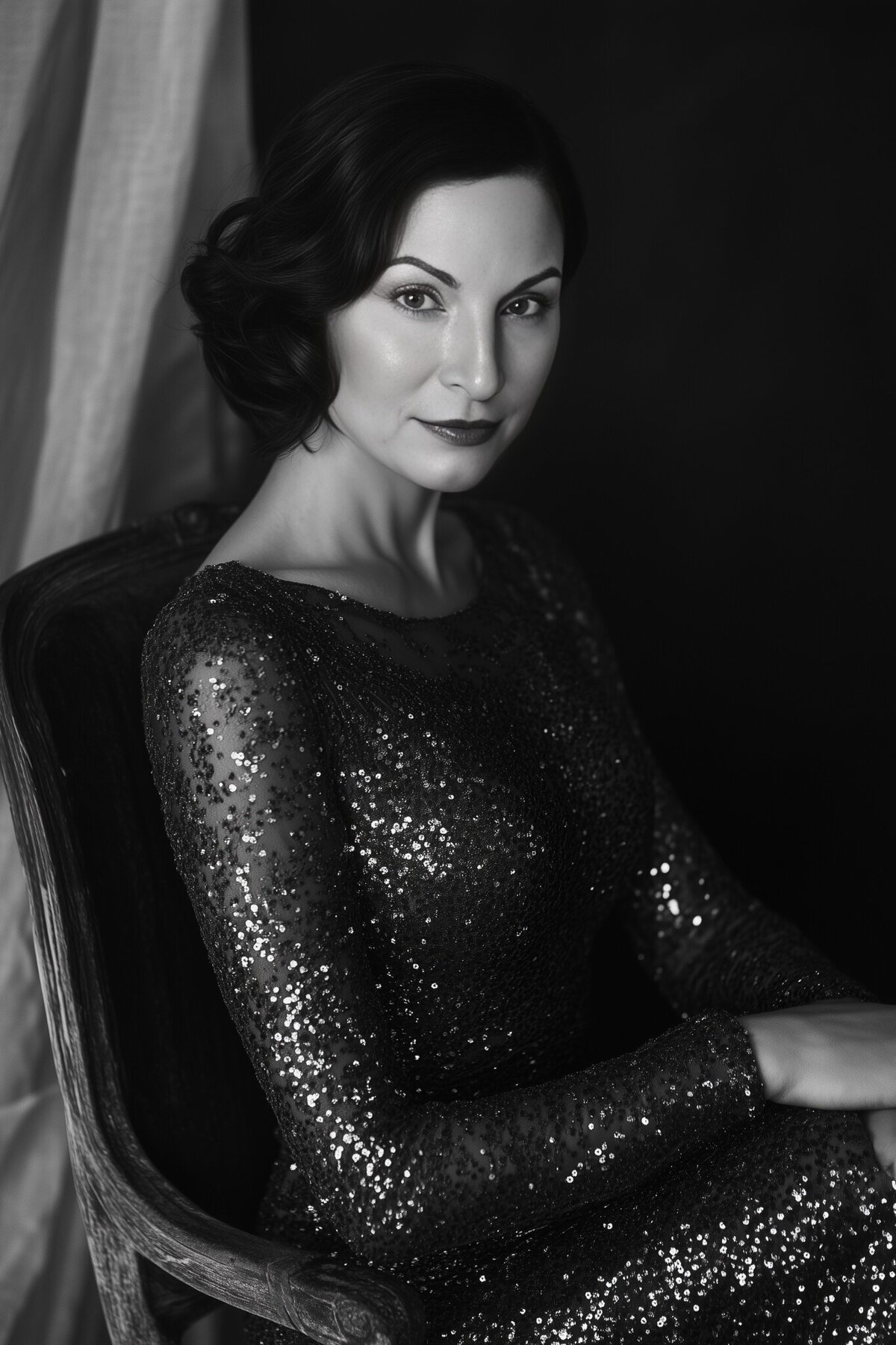 lilyan2249_A_black_and_white_photograph_of_an_elegant_woman_in__30f2d253-b403-4191-b508-395ae2fb1c11_ins