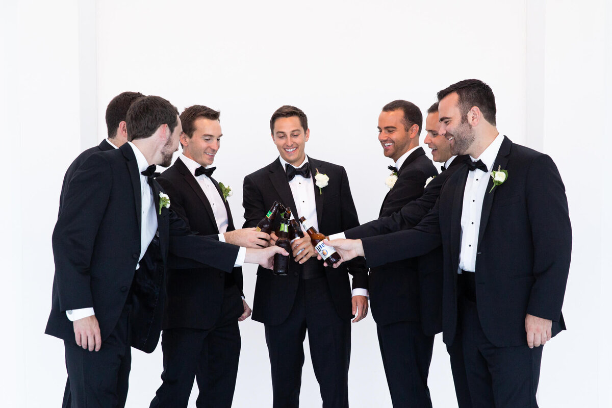 milwaukee-art-museum-wedding-groomsmen-beer-1