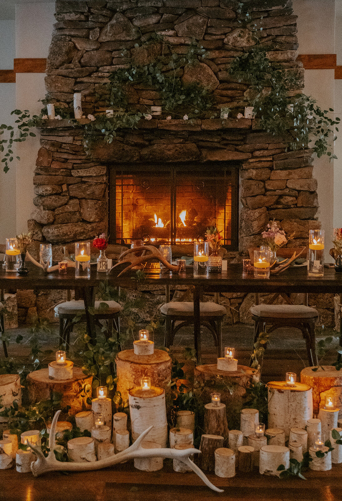 winter-snow-wedding-five-pine-lodge-oregon-venue-february-sun-colorful-western-chic-fur-blankets-candles01495