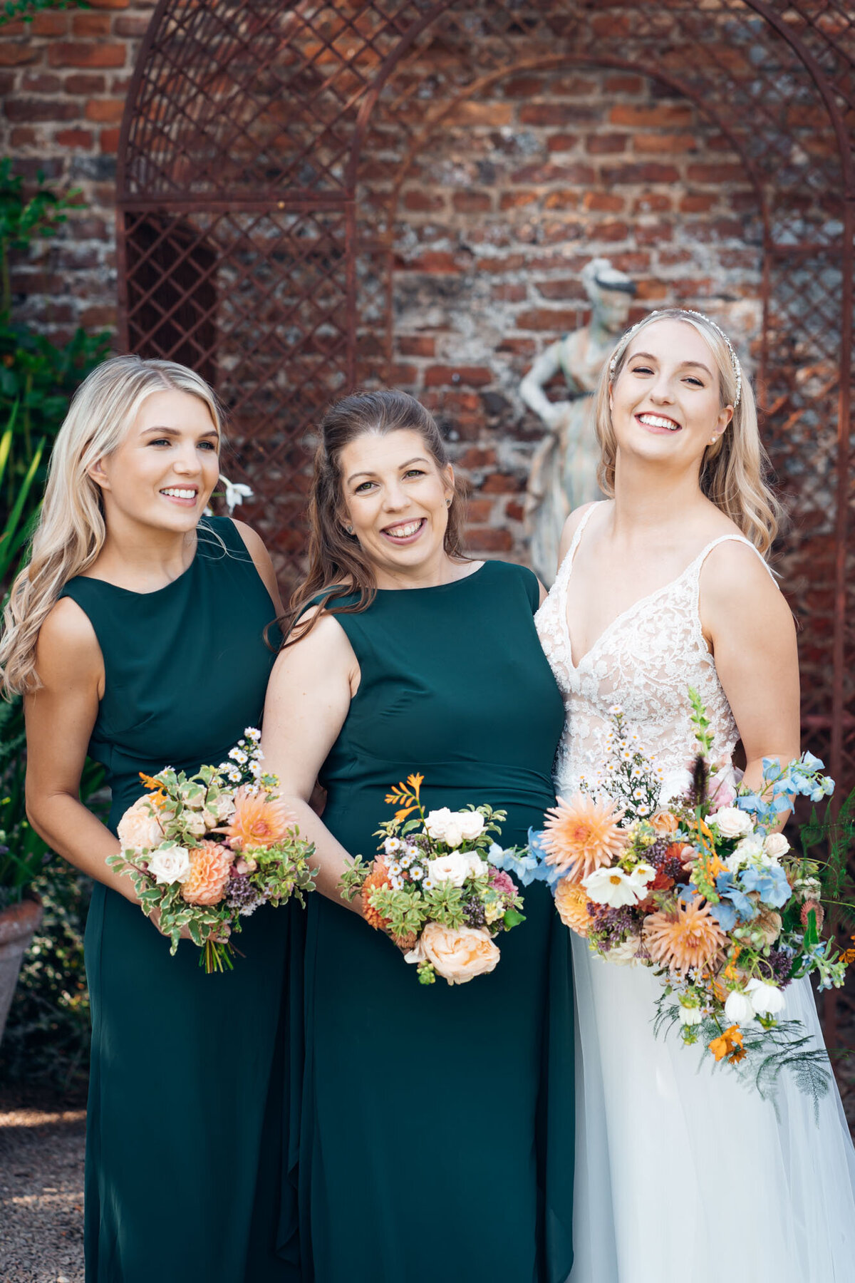 cotswold-wedding-photographer-bride-with-bridesmaids