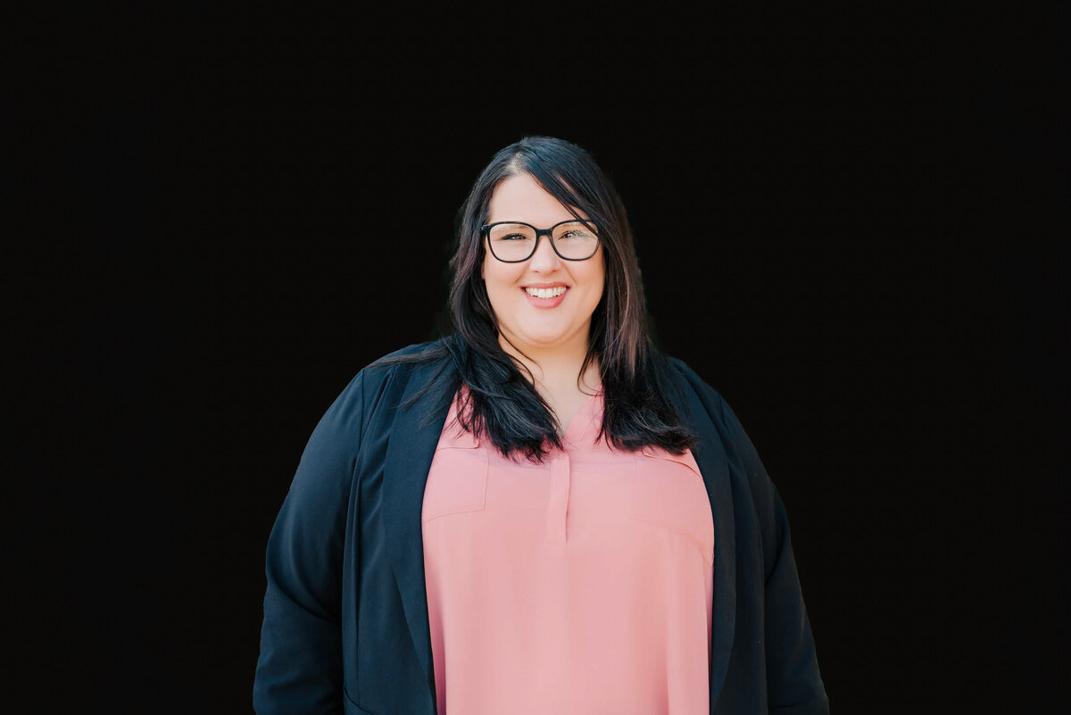 headshot picture in Branson MO of woman in pink