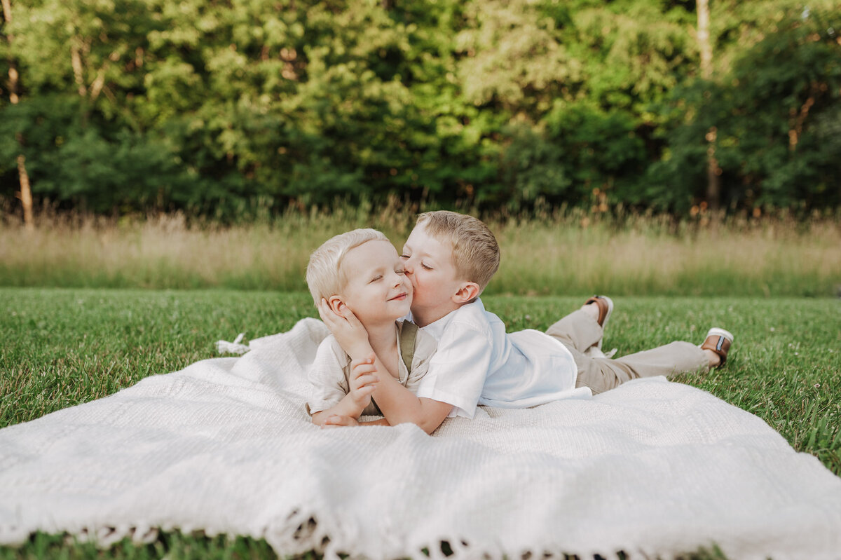 Verona B Photography captures a beautiful summer family photo of two brothers hugging and kissing each other at Silver Creek Metro Park, OH. These two are little cuties and brothers are friends for a lifetime!