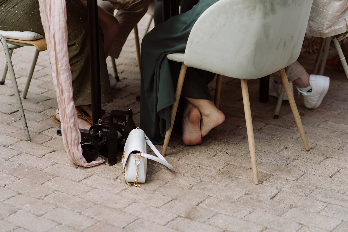 rouwfotograaf legt intieme bruiloft vast bij In de Kas bij Winnsen – blote voetjes 