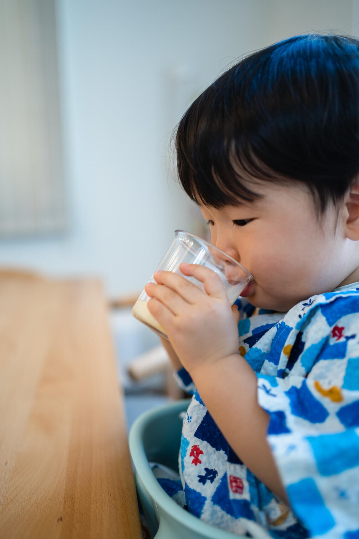 牛乳を飲む子供