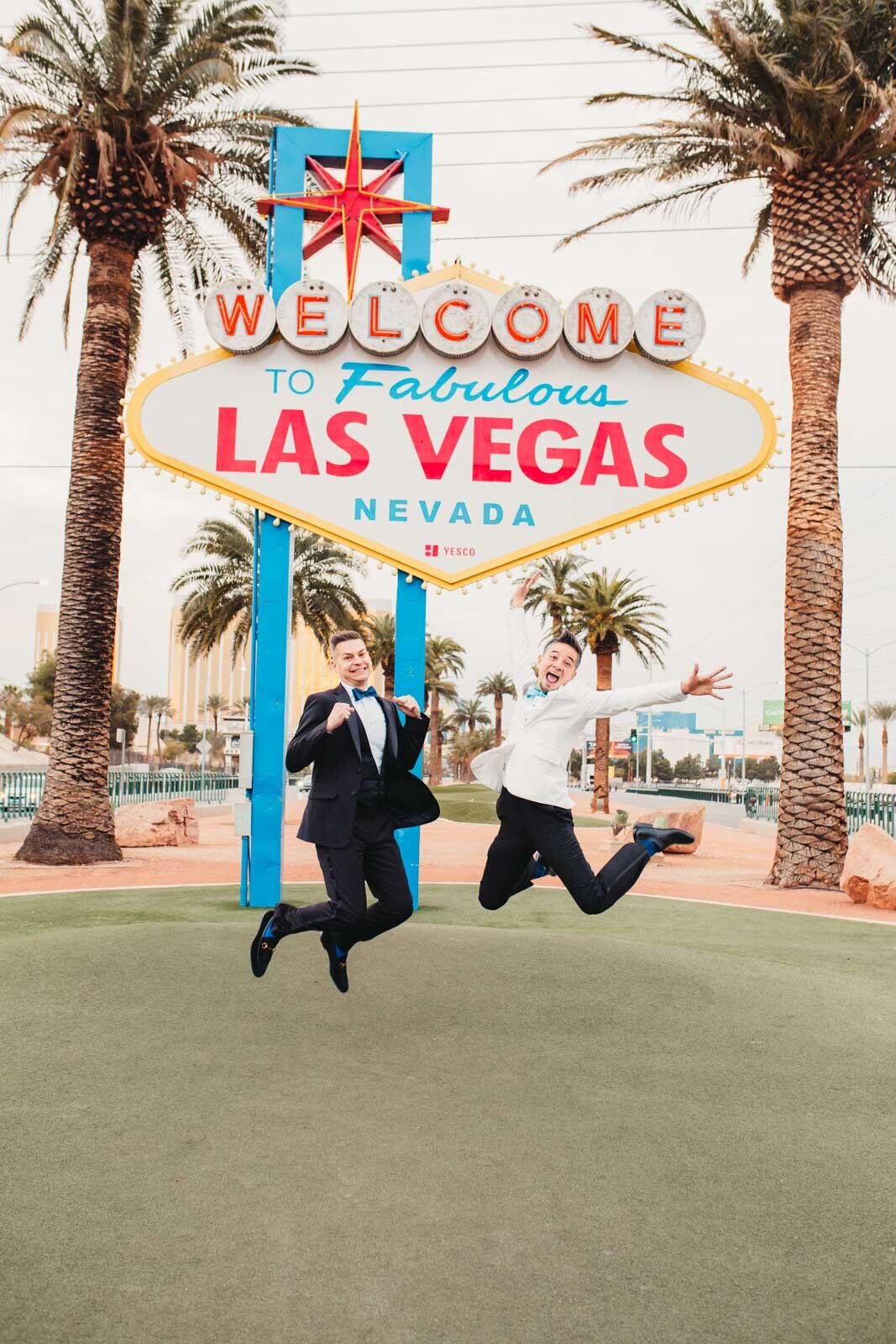 Elopement at the Welcome to Las Vegas sign