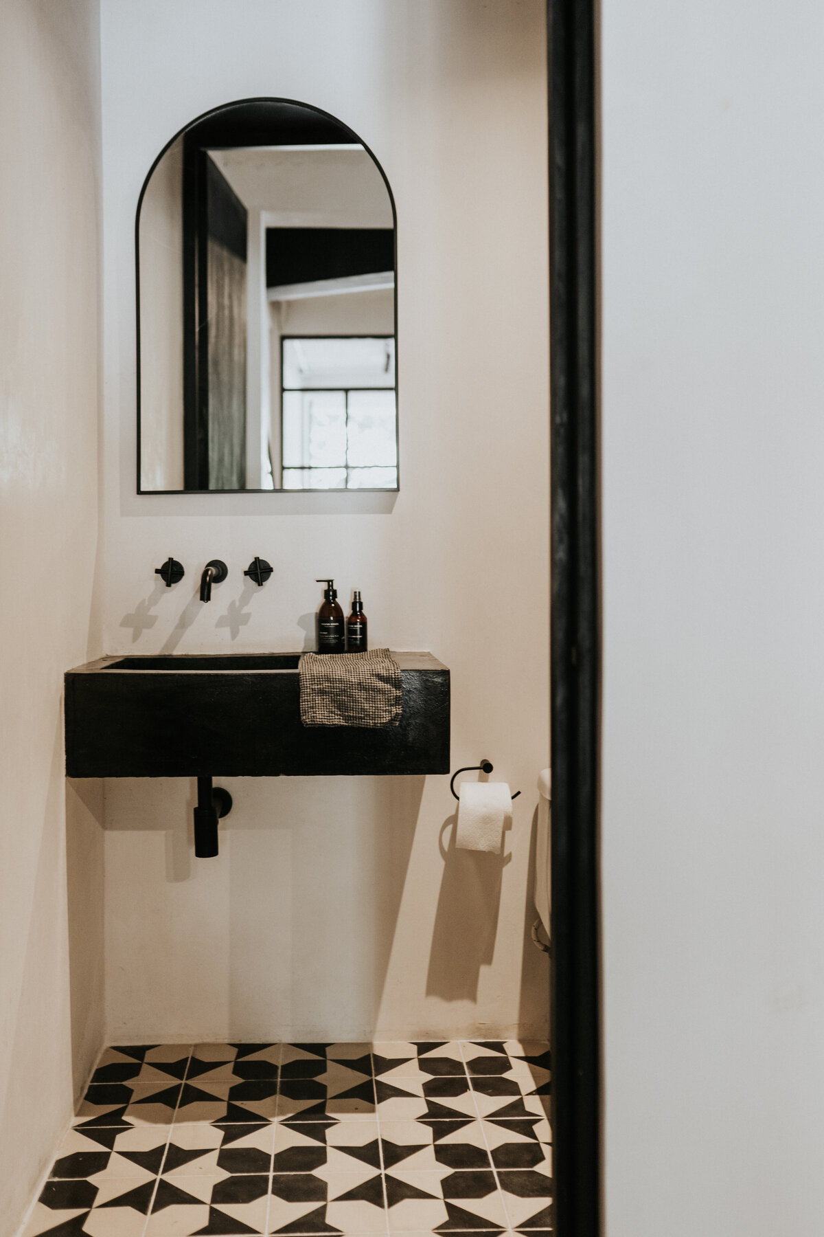 washroom-sink-mirror-tiled-floor