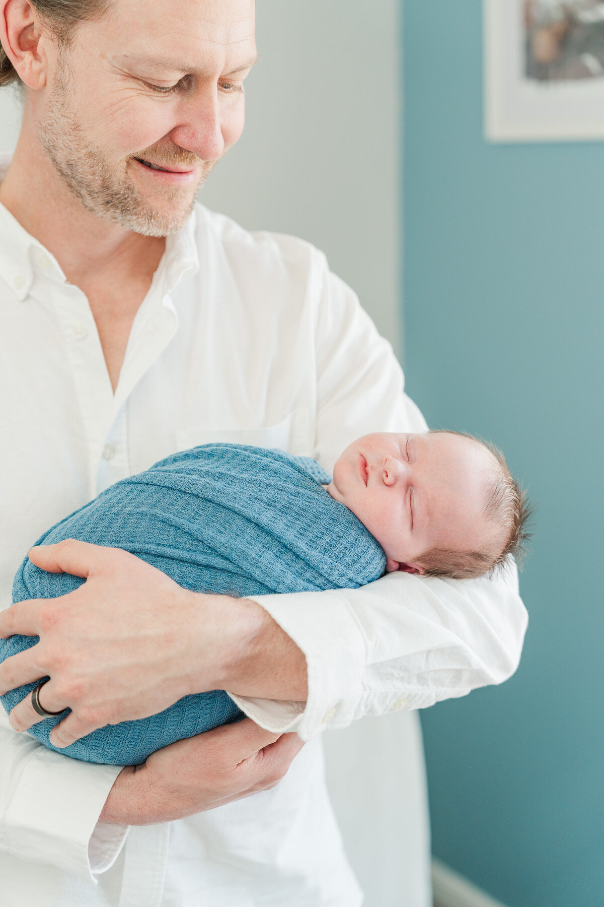 Light and neutral baby boy in home lifestyle newborn photos colorado elena spraguer photography 0040