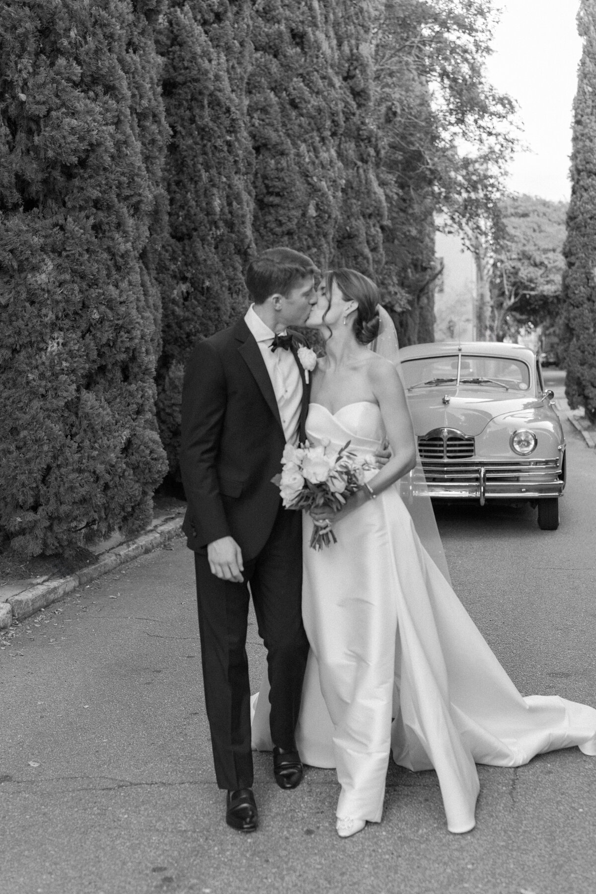 Charleston_fall_wedding_vintage_car_bride_and_groom_kiss_in_historic_alley_black_and_white_Kailee_DiMeglio_Photography_Charleston_Destination_wedding_photographer-761