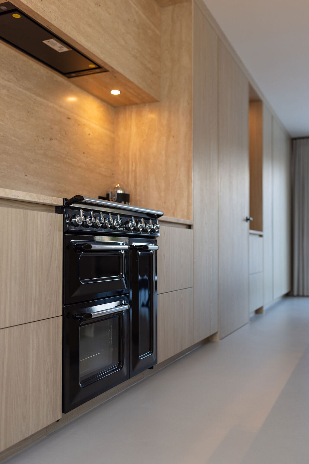Keuken met moderne accenten voor een industriële uitstraling.