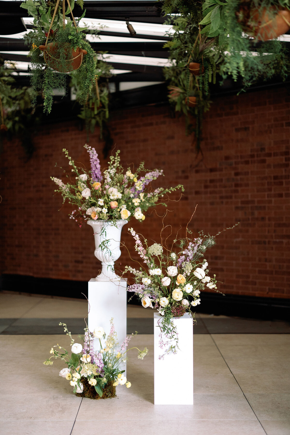 39-ceremony-altar-flowers