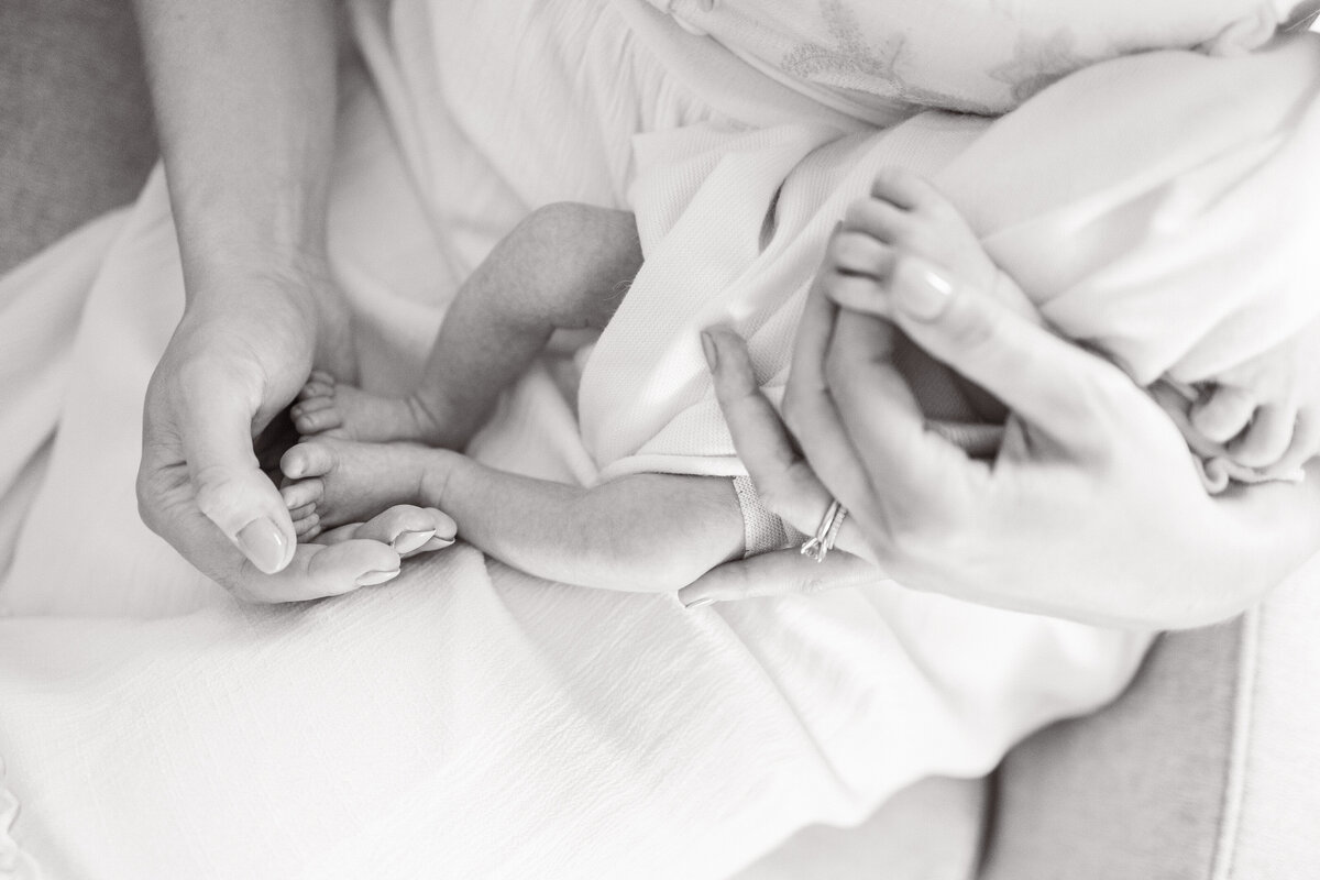 black-and-white-newborn-photos-virginia-beach-newborn-photographer-6