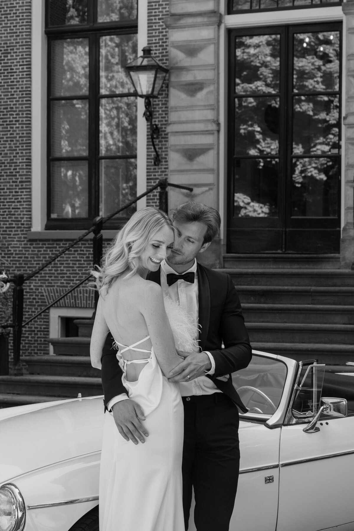 Elegant elopement in a Dutch city with wedding cake