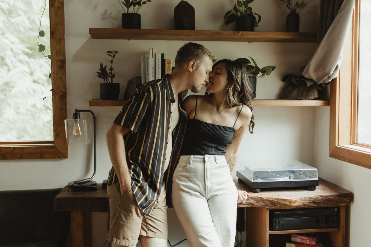 casualcouplesinhomesessionkansascityphotographer-53