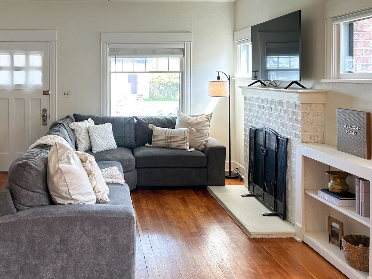 occupied-staging-everett-great-room-modernmollusk-1