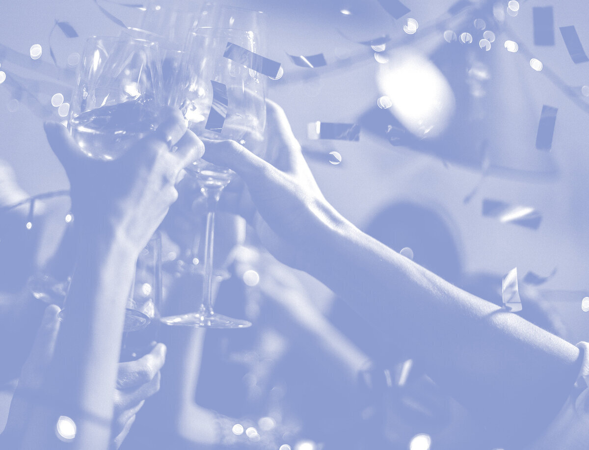 Amis trinquant ensemble au champagne lors d'une fête anniversaire. Organisation d'événements pour particuliers par une event planner.