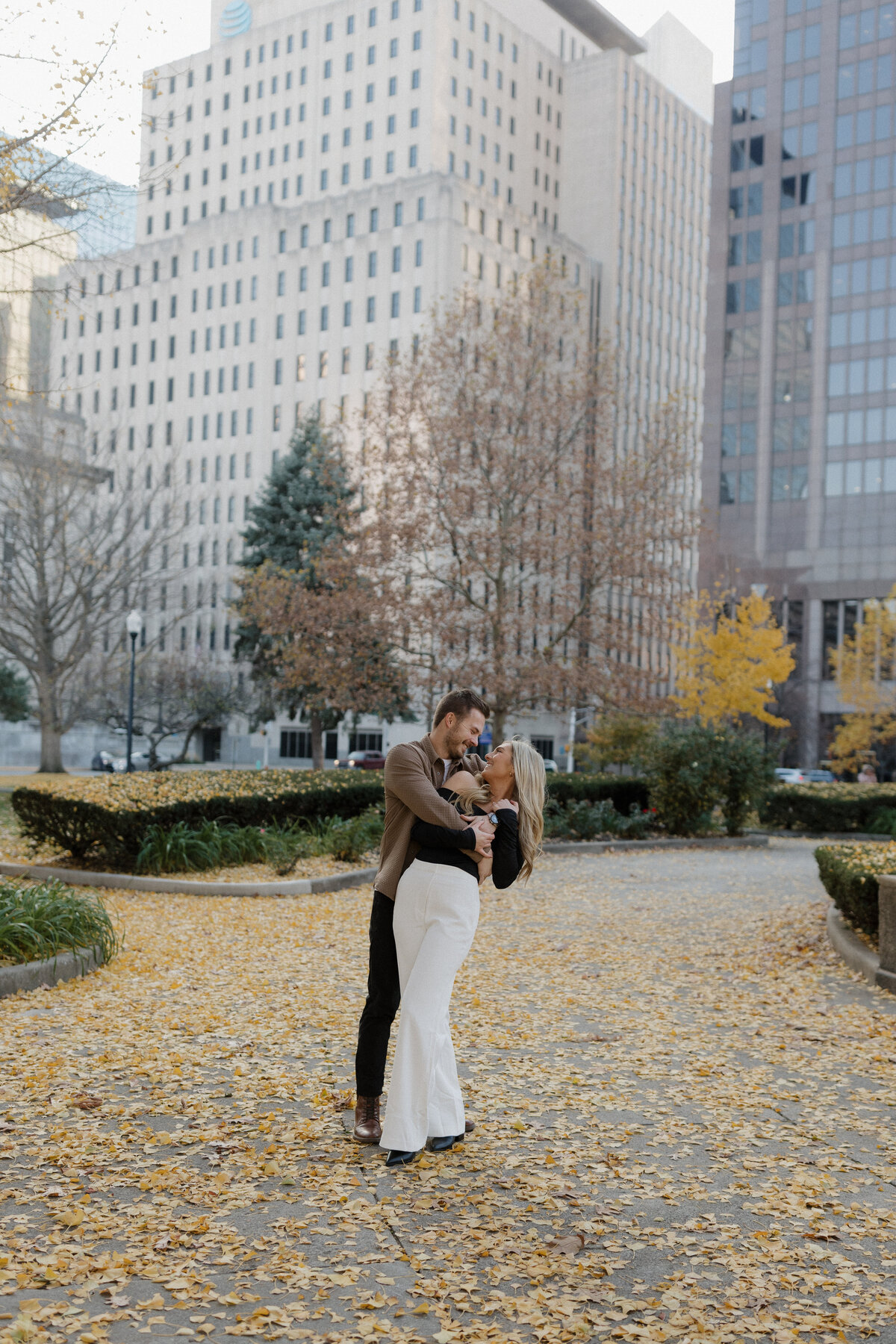 Indianapolis engagement photographer city skyline session