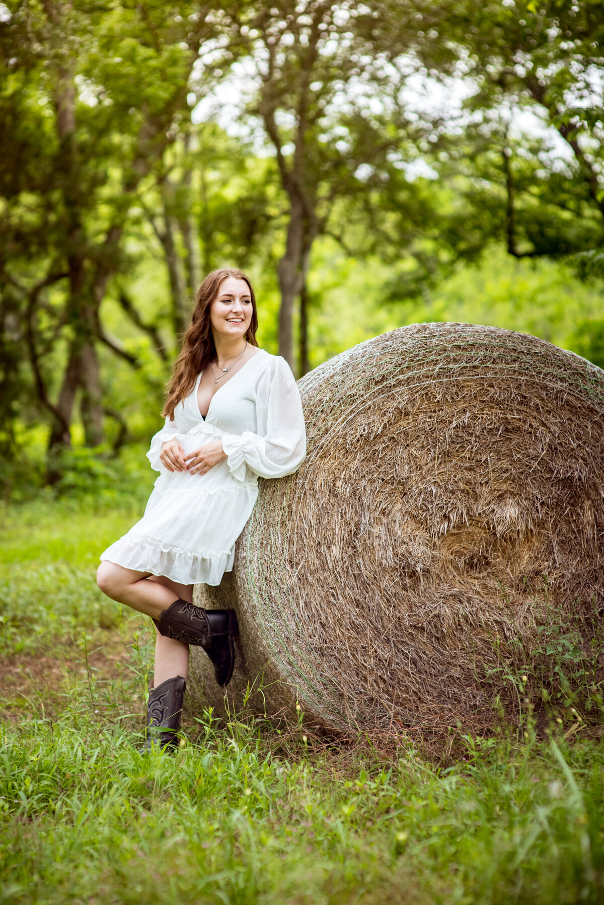 senior farm photographer hay bale