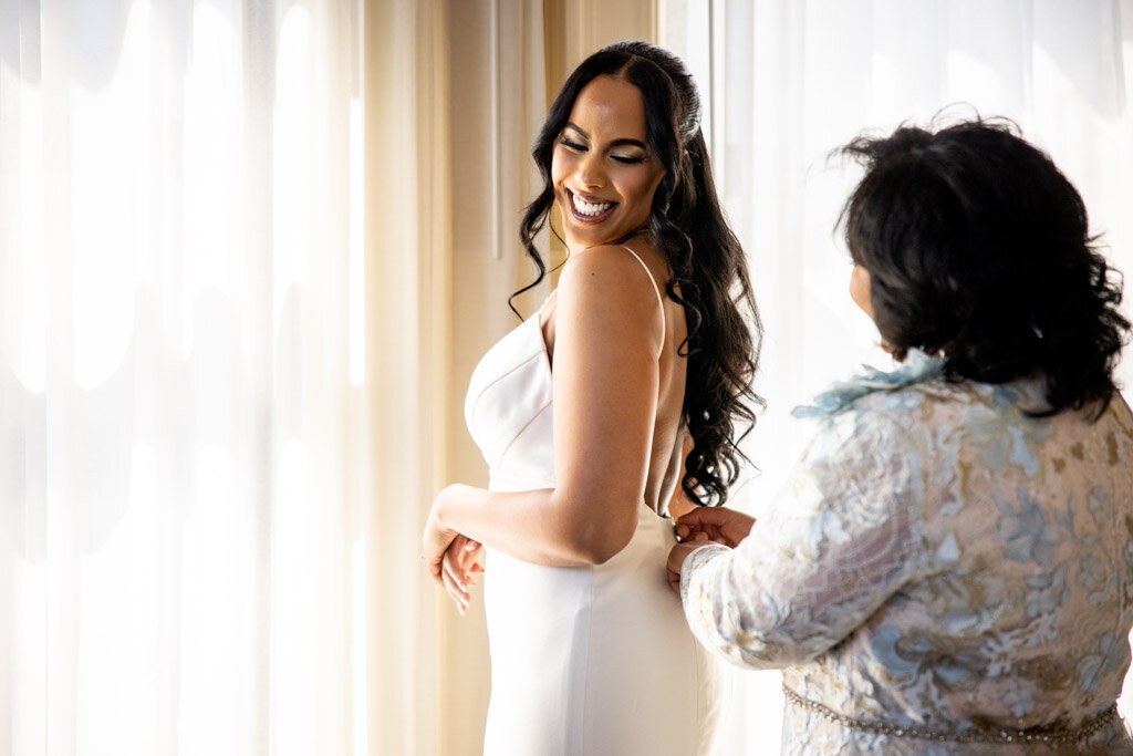 25-Milwaukee-Art-Mueseum-Wedding-Lauren-Ashley-Studios