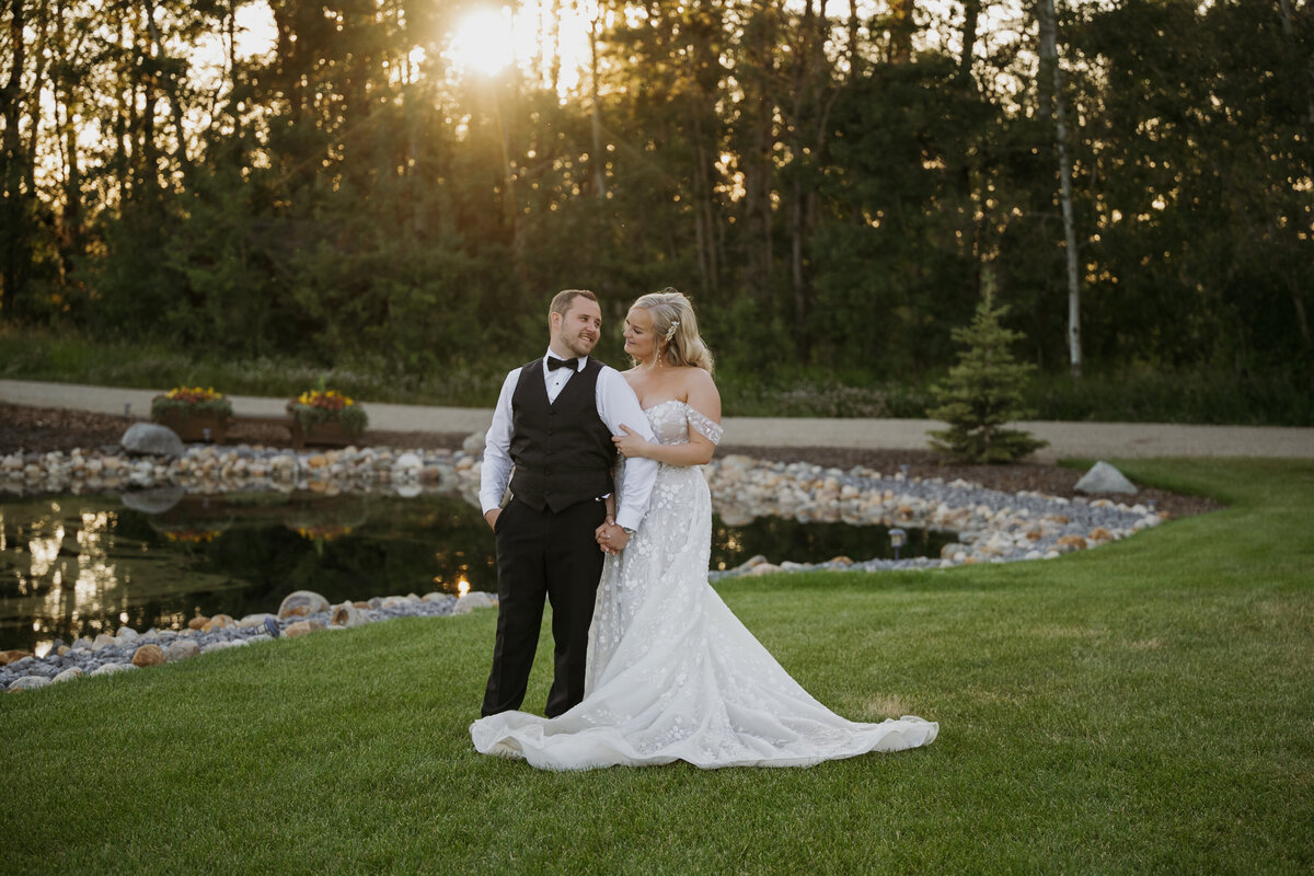 golden hour wedding day coupels portraits 