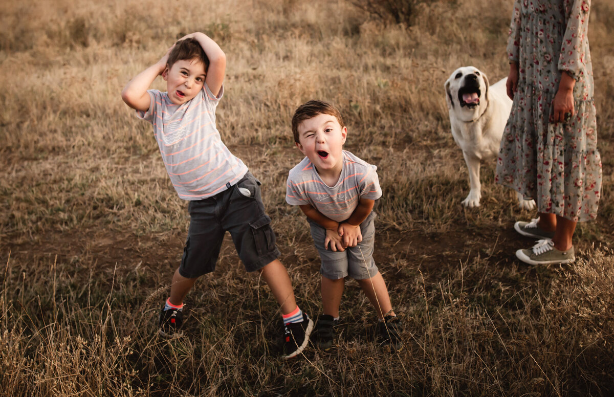 Family_photoshoot_open_field_hills_of_East_Bay_SoPoDesigns_photography (2)
