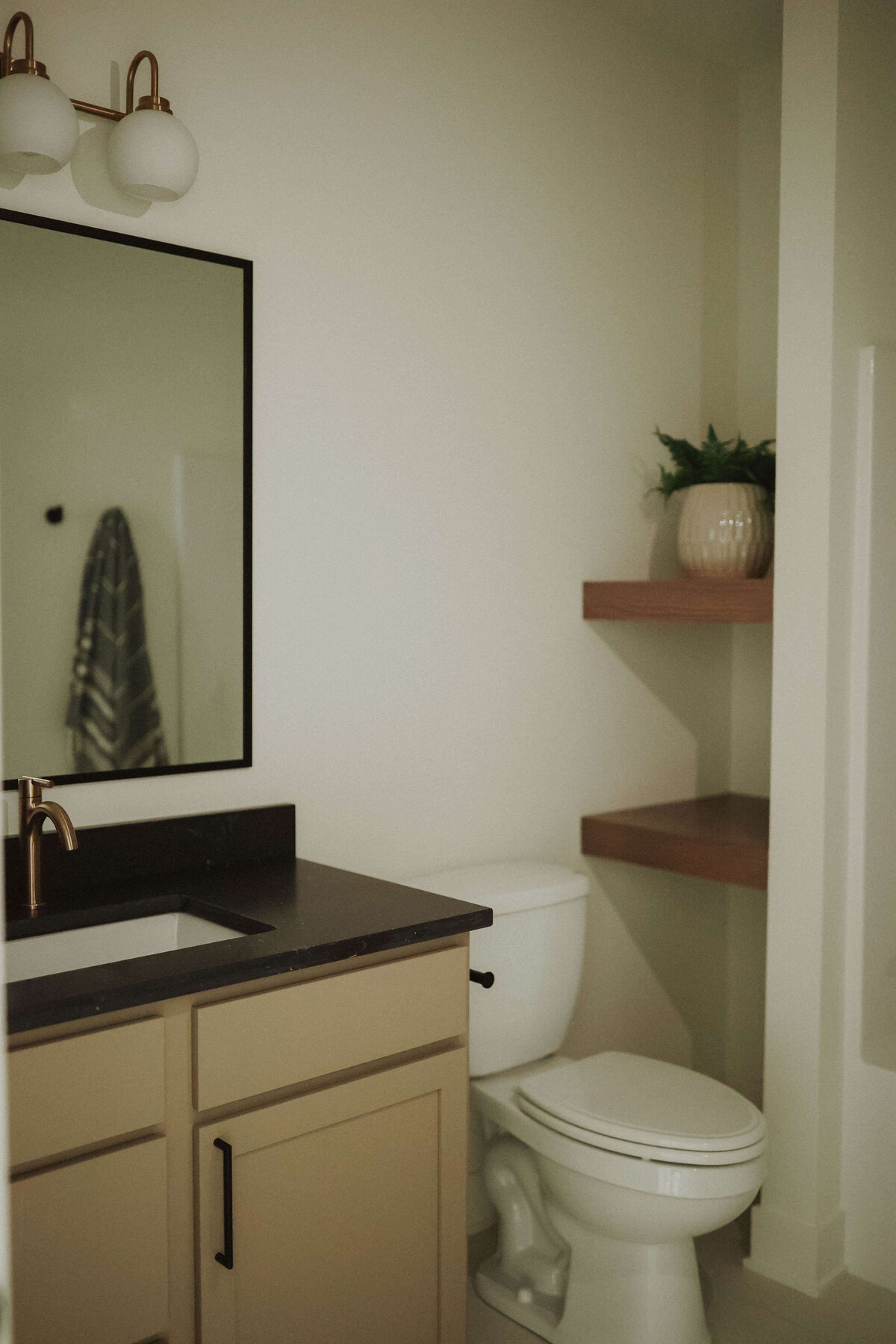 3029-Bathroom-Grimes-Central-Iowa-Custom-Home-JRL-Builders-3F1A4479