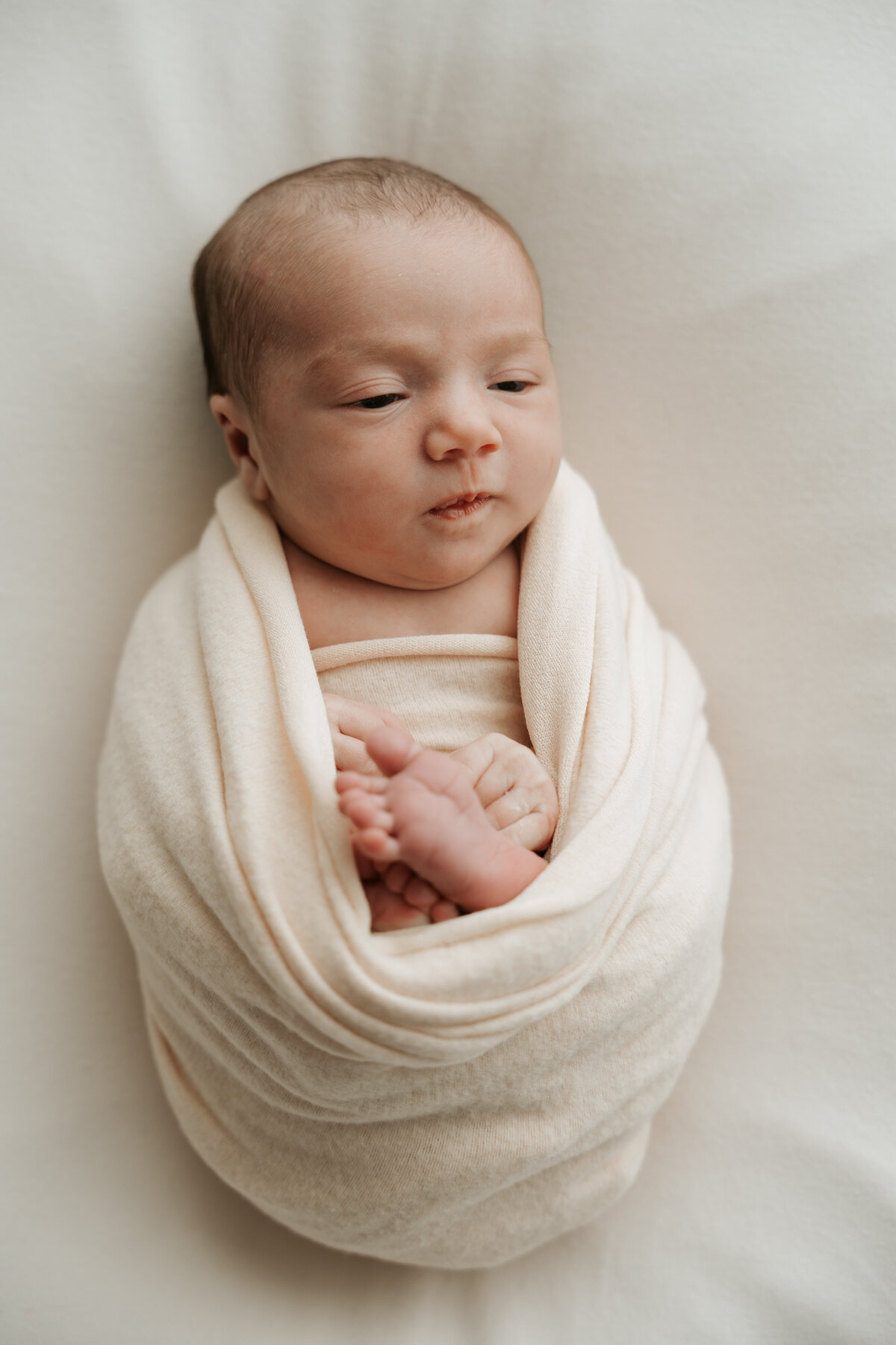 Baby is gewikkeld in een zachte wrap.