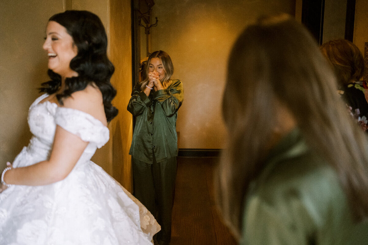 bridesmaids-reaction-to-bride