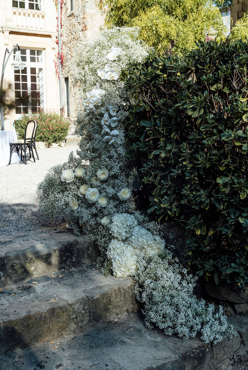 luxury-floral-design-staircase-chateau-france
