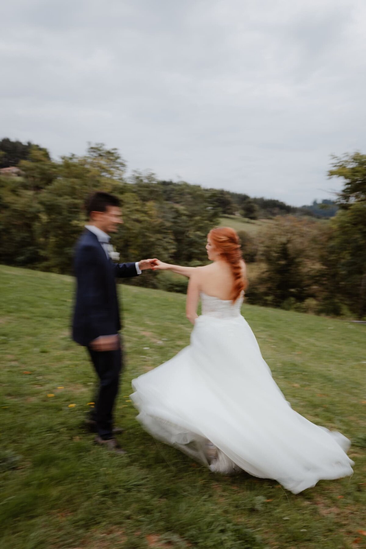 Berenice-et-Remy-mariage-couple-exterieur-foret11