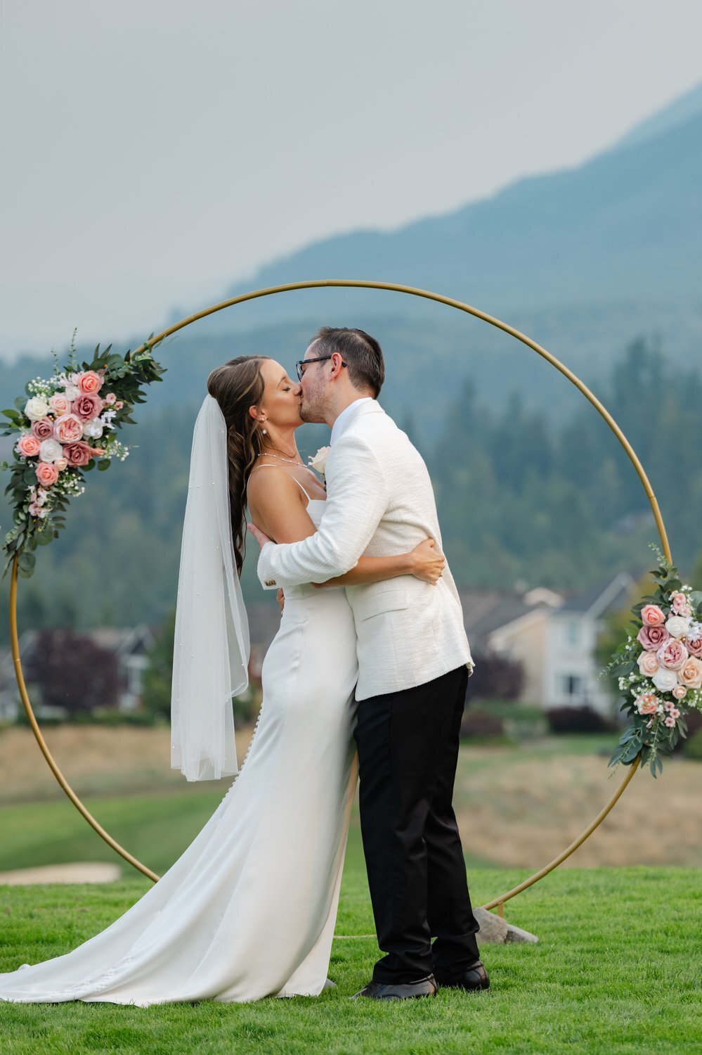 snoqualmie ridge wedding venue bride and groom kiss ceremony