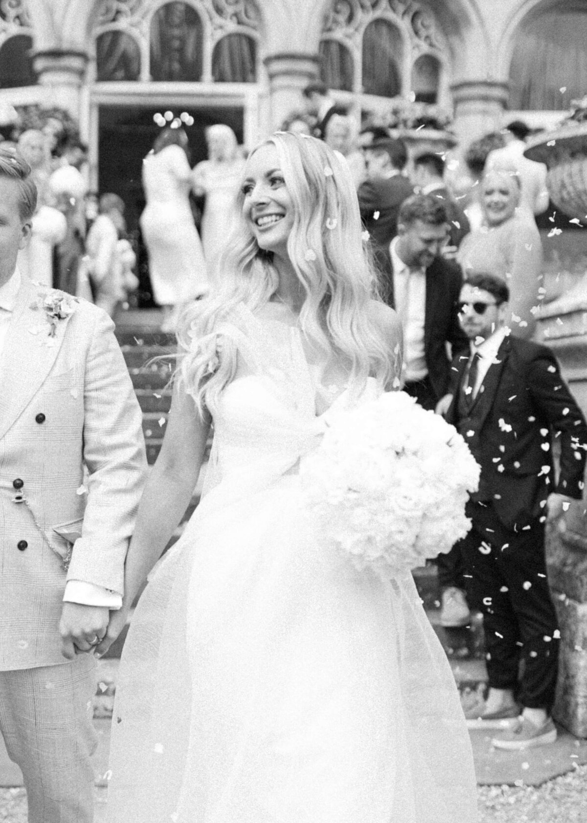 chloe-winstanley-weddings-cotswolds-bride-confetti-black-white