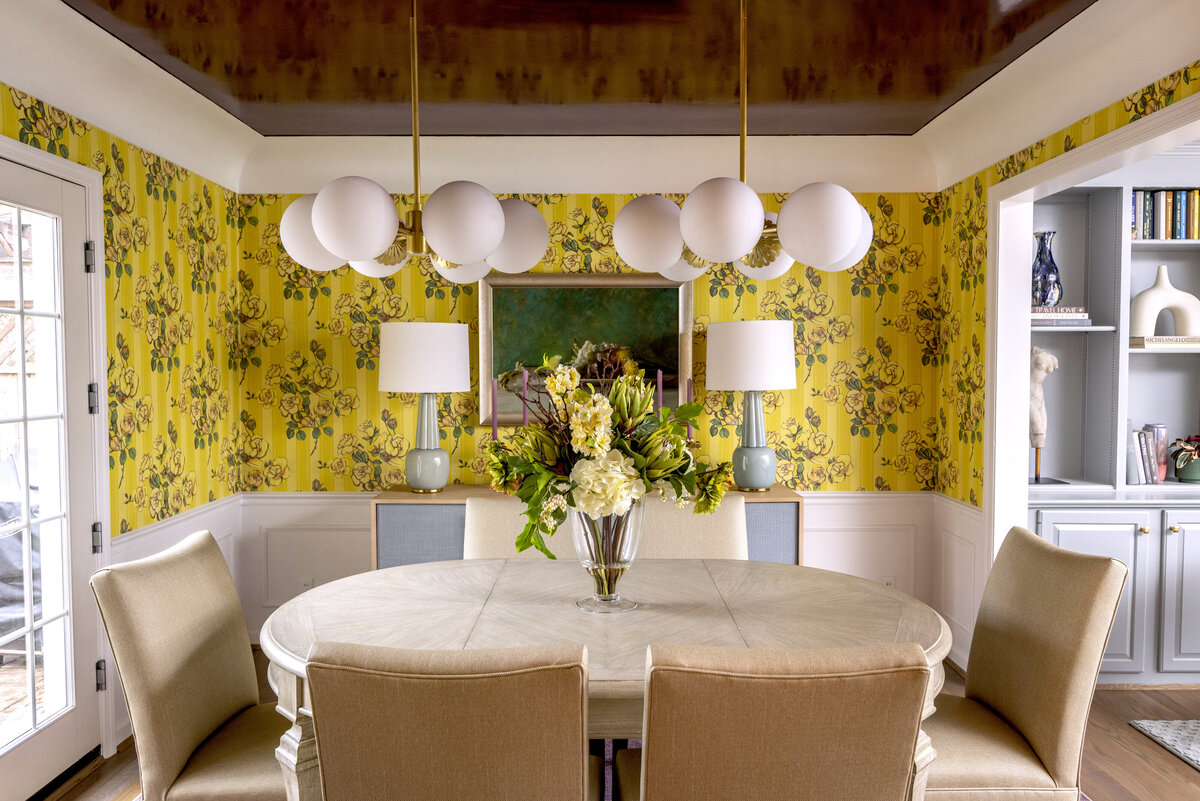 yellow-wallpaper-dining-room