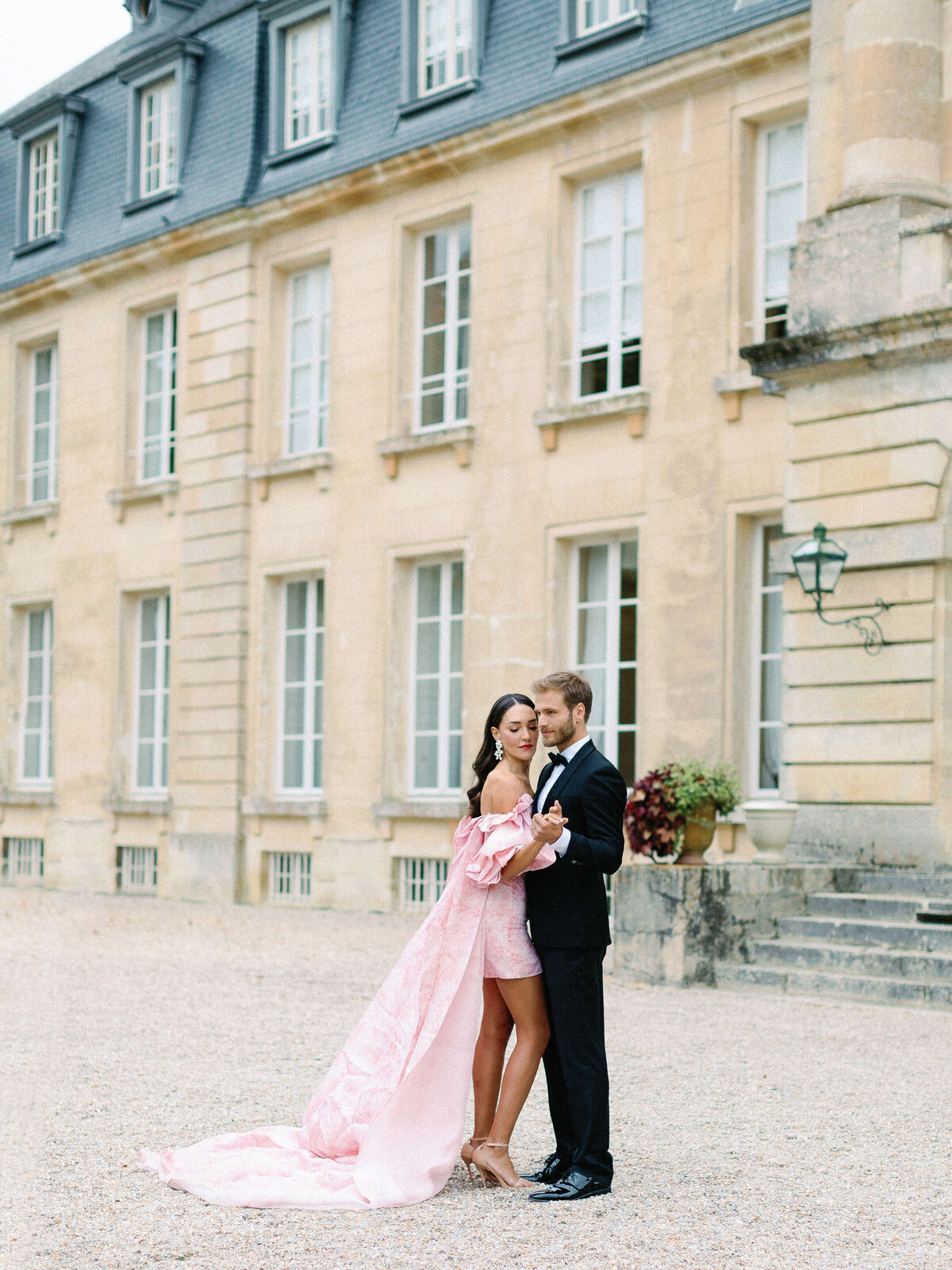 Spring_French Chateau_Destinationelopement_in France007