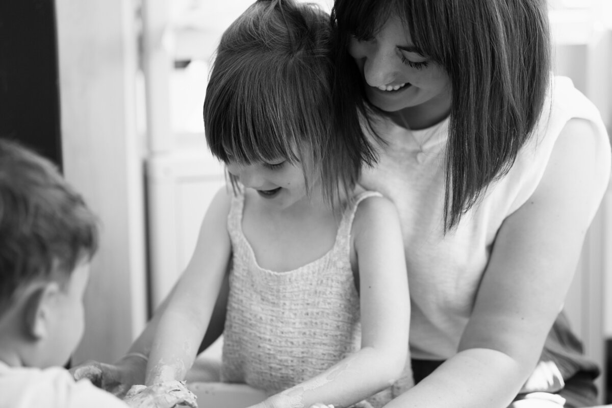 Lifestyle gezinsfotografie tijdens een Homes to Remember-shoot - boetseren leren 