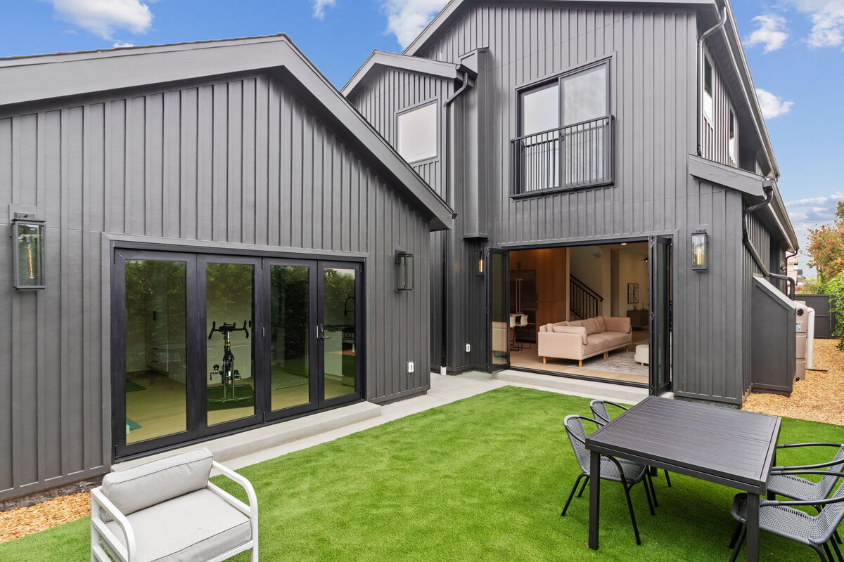 modern-black-exterior-home-los-angeles-backyard-patio-aw-development