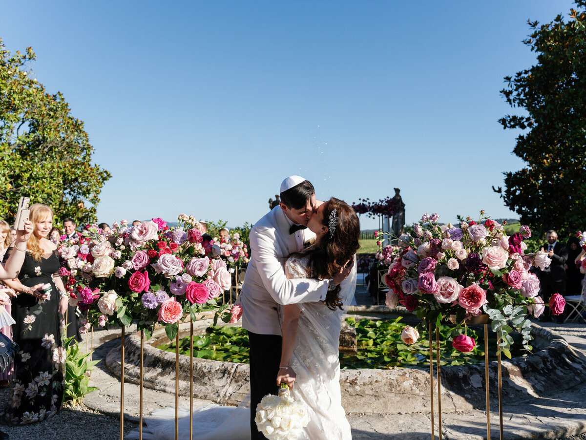 094-Kiss-After-Ceremony