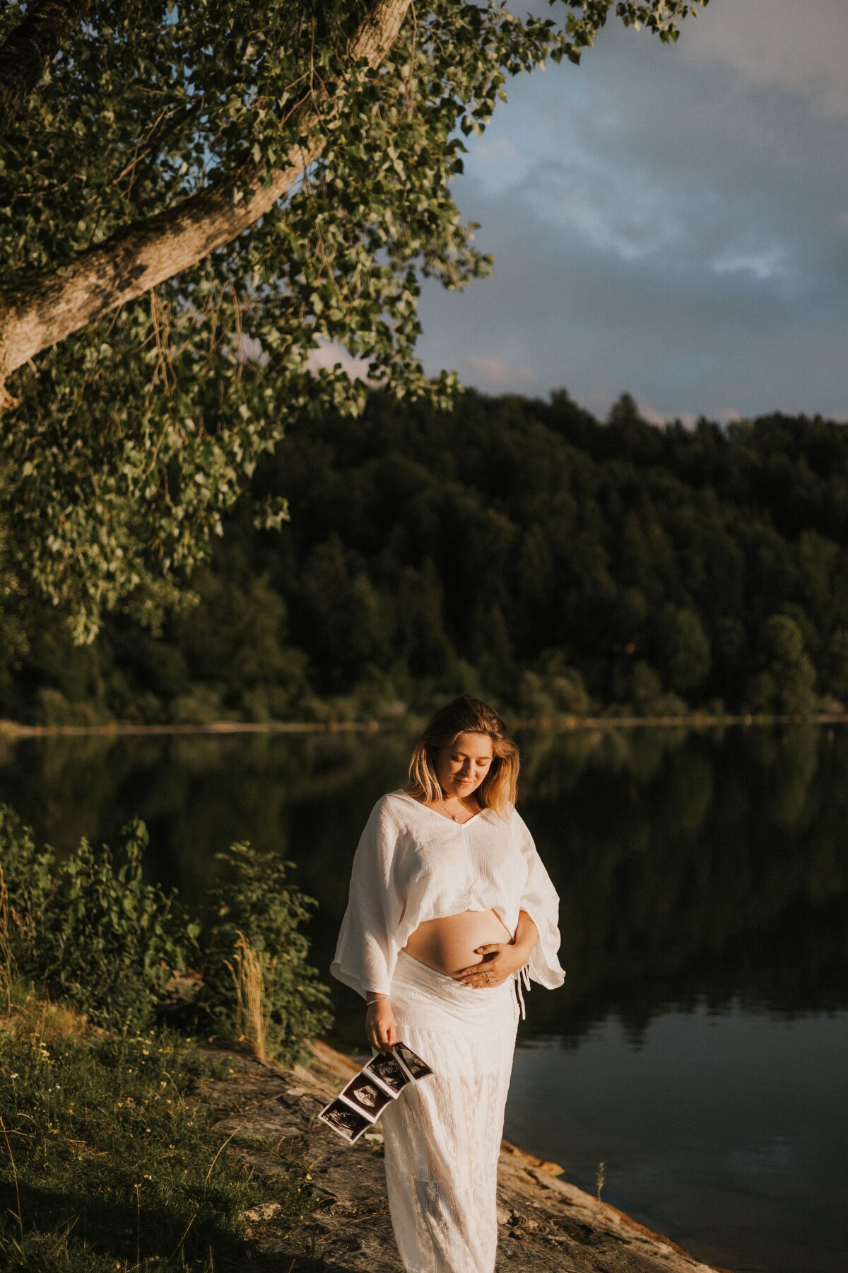 Babybauchfotoshooting Salzburg Fotografin Babybauchfotos Babybauchbilder See Sonnenuntergang authentisch