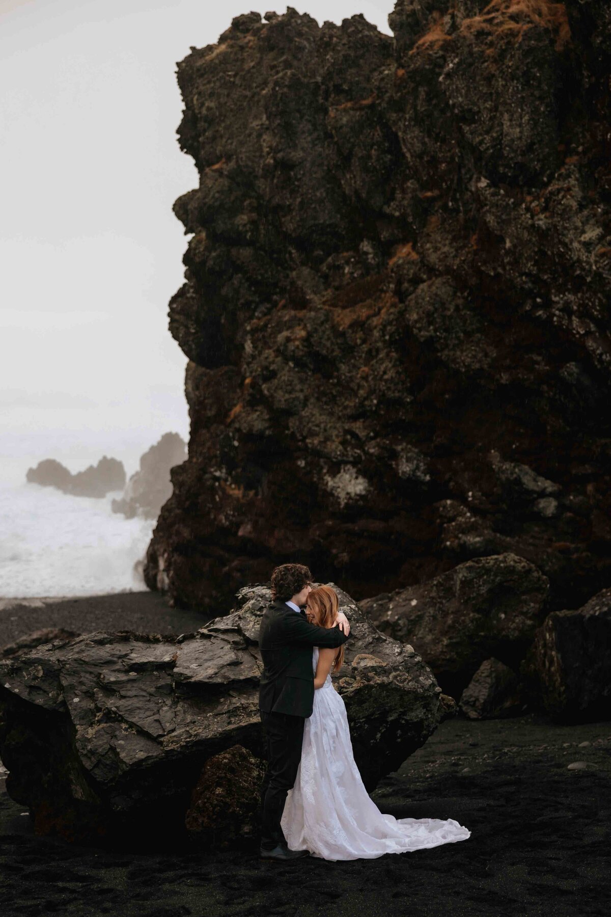 Creatieve en sfeervolle elopmentfotografie door een trouwfotograaf gespecialiseerd in bruiloften en elopments. De bruidsfoto’s zijn gemaakt op een strand in IJsland. 