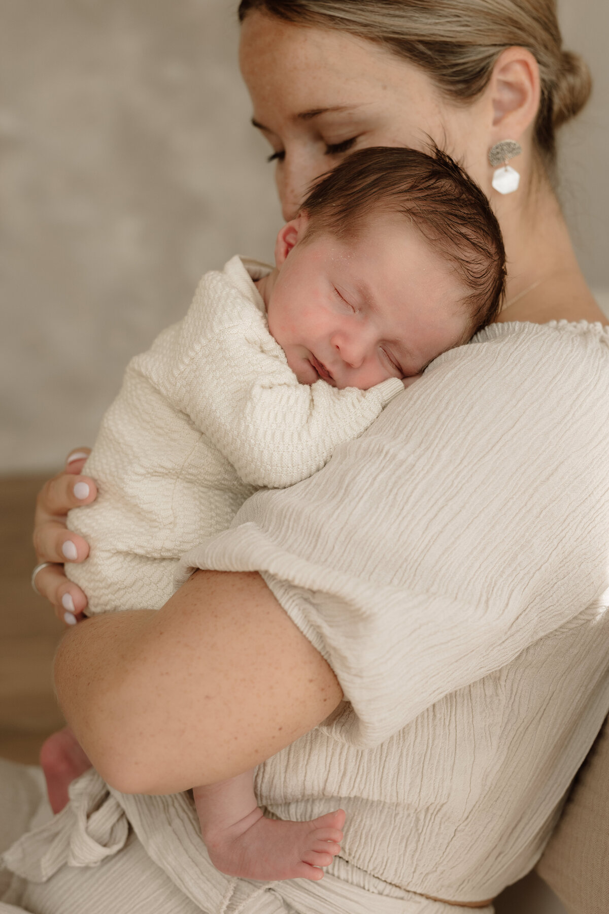 newborn fotograaf - gezinsfotograaf - zwangerschapsfotografie - videograaf - Sint-Niklaas - Pictures by Jess - Mama en baby shoot