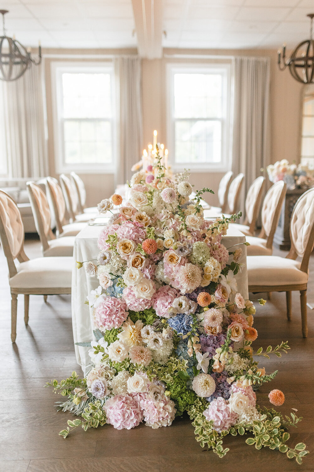 elegant-wedding-floral-centerpiece-cascade-manoir-hovey