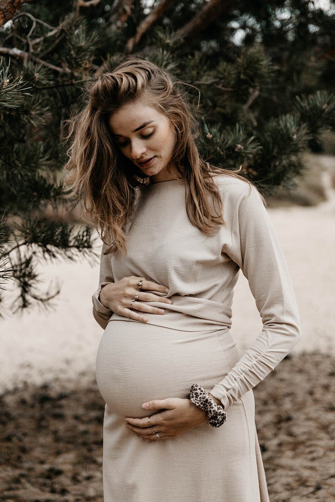 Een unieke fotoshoot van de zwangere vrouw en haar groeiende buik