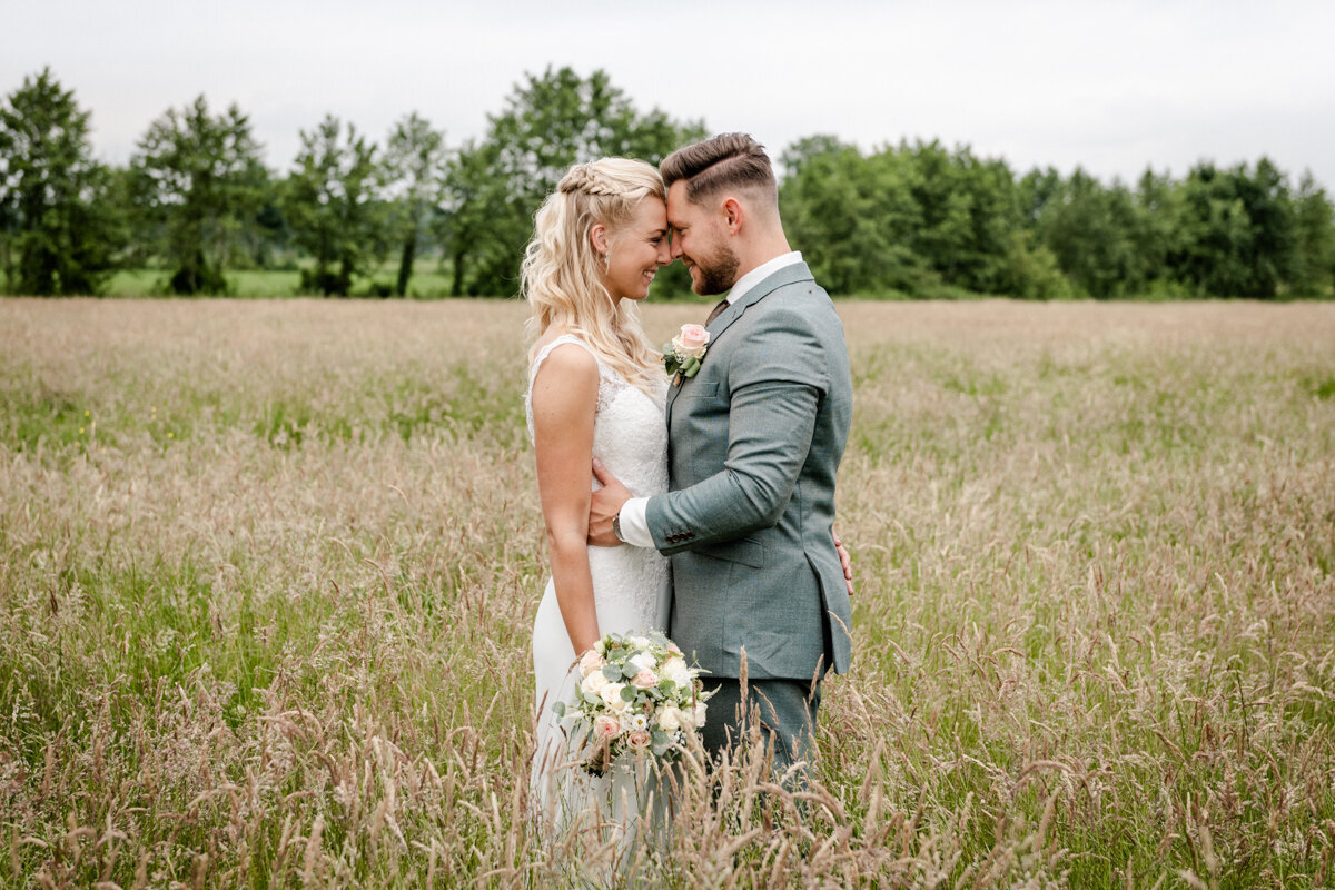 Trouwen in Jeltingahuis Buitenpost, trouwen in Achtkarspelen, bruidsfotograaf, trouwfotograaf (21)