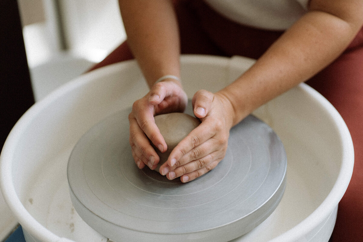 Lifestyle gezinsfotografie tijdens een Homes to Remember-shoot - boetseren met klei 