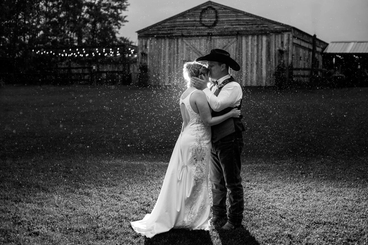 bride-and-groom-rainy-kiss