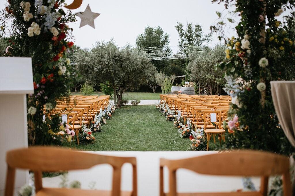 ceremonie-mariage-chaises-bois