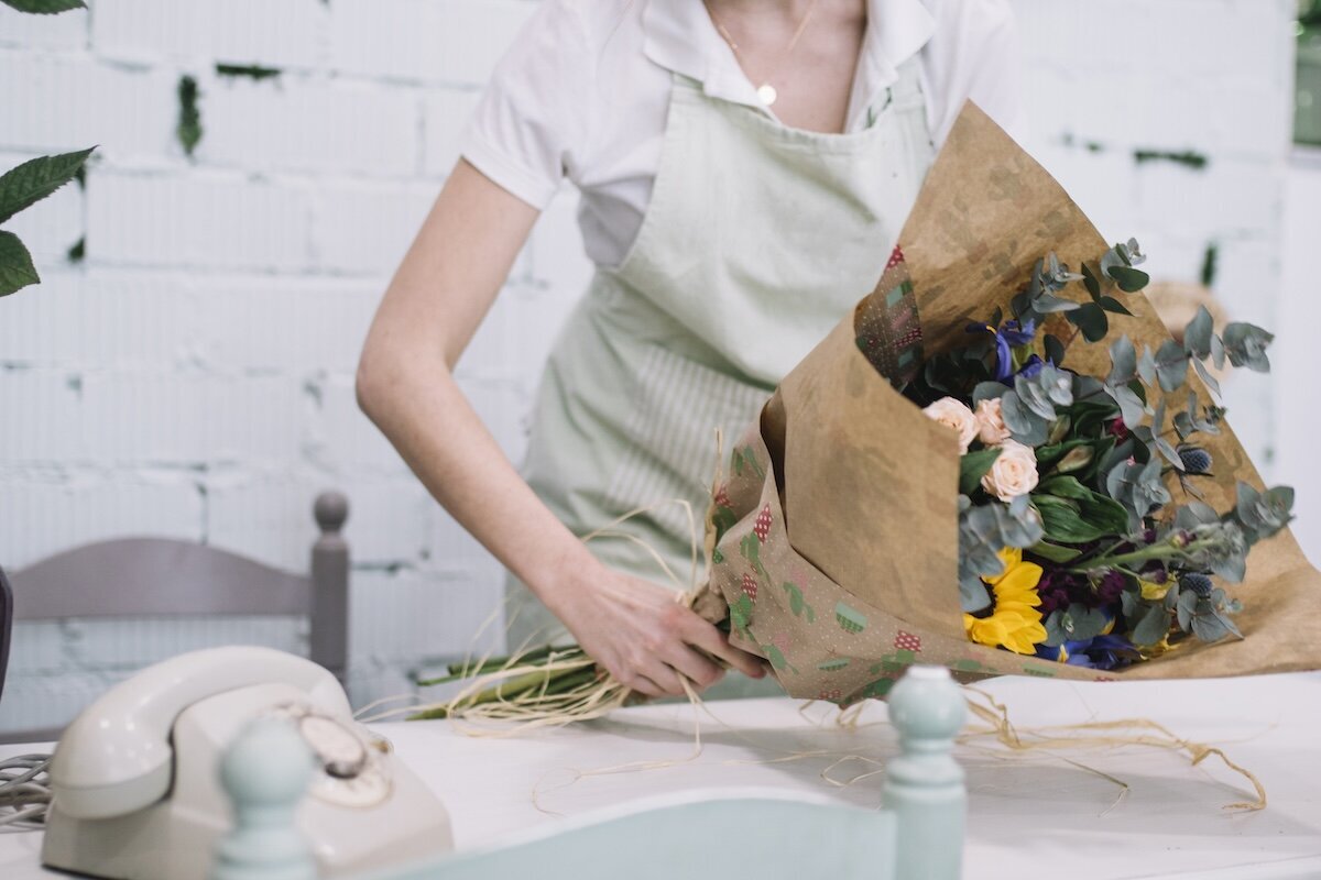 worker-composing-bouquet-shop