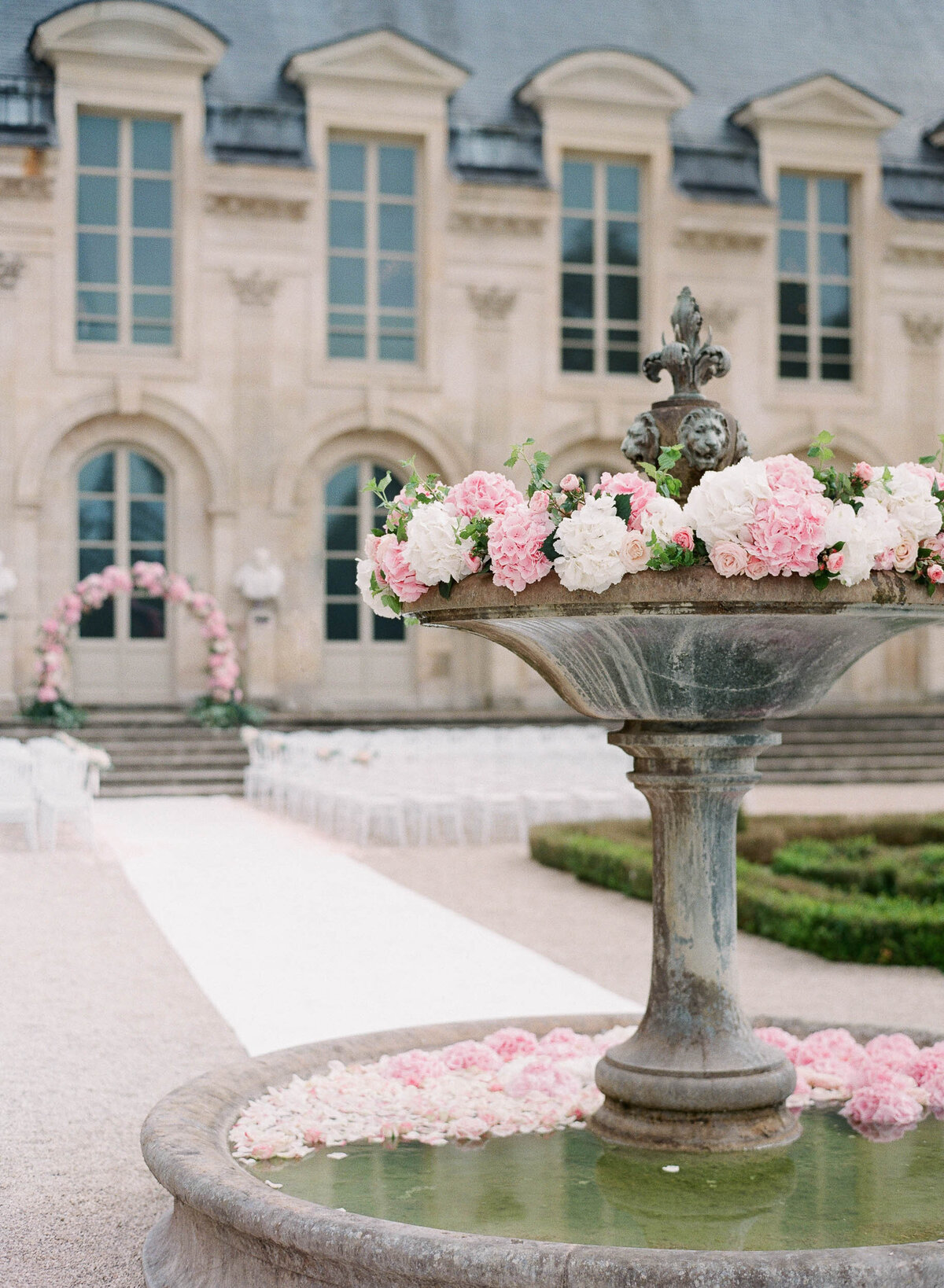 23-Chateau-de-Chantilly-wedding-decor-Alexandra-Vonk-photography